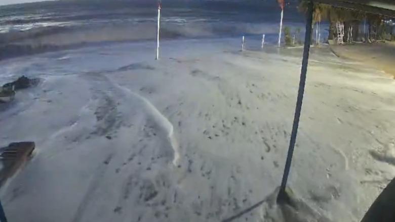 Çfarë po ndodh? Në Borsh “turfullon” batica: Dallgët arrijnë deri te hotelet