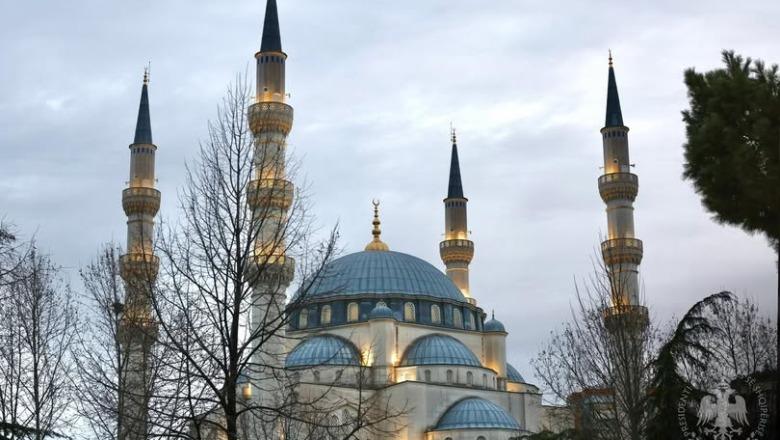 Sot nis muaji i shenjtë i Ramazanit, simboli i sakrificës dhe pastrimit shpirtëror