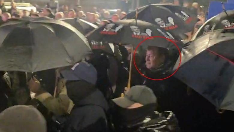 ‘Grupi i zjarrit’ në aksion, mes tyre dhe Gjin Gjoni! Me çadra për të fshehur fytyrat! Shoqërojnë Berishën nga pas me çanta me molotov