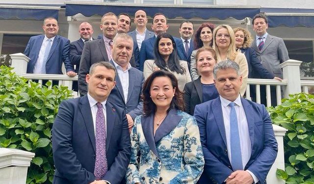 Për “avokatin e tenderhumbësave” SPAK që vuan nga “shtetofobia”… u shet turmave barazinë në tendra si korrupsionin për t”i ndërsyer! Për “avokatin e tenderhumbësave” SPAK që vuan nga “shtetofobia”… u shet turmave barazinë në tendra si korrupsionin për t”i ndërsyer!