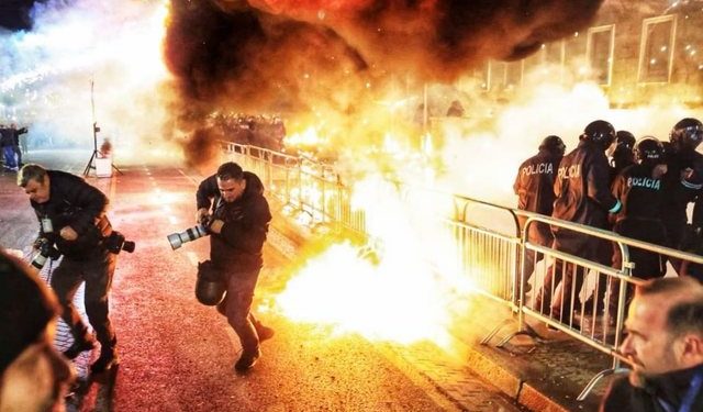 Aaaa, Marka, Marka! Ta futi prap sa krahi Baba i Rrenës? Aaaa, Marka, Marka! Ta futi prap sa krahi Baba i Rrenës?