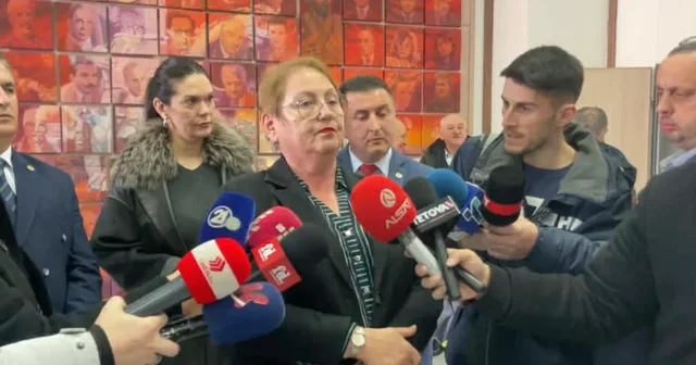 Ministrja maqedonase e Arsimit, në Tetovë nuk pranon që gazetarët ta pyesin në shqip: Mësoni gjuhën! Ministrja maqedonase e Arsimit, në Tetovë nuk pranon që gazetarët ta pyesin në shqip: Mësoni gjuhën!