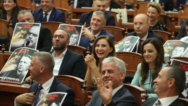 Rasti Hoti dhe narko-opozita e Berishës: Hijet e krimit mbi selinë blu Rasti Hoti dhe narko-opozita e Berishës: Hijet e krimit mbi selinë blu