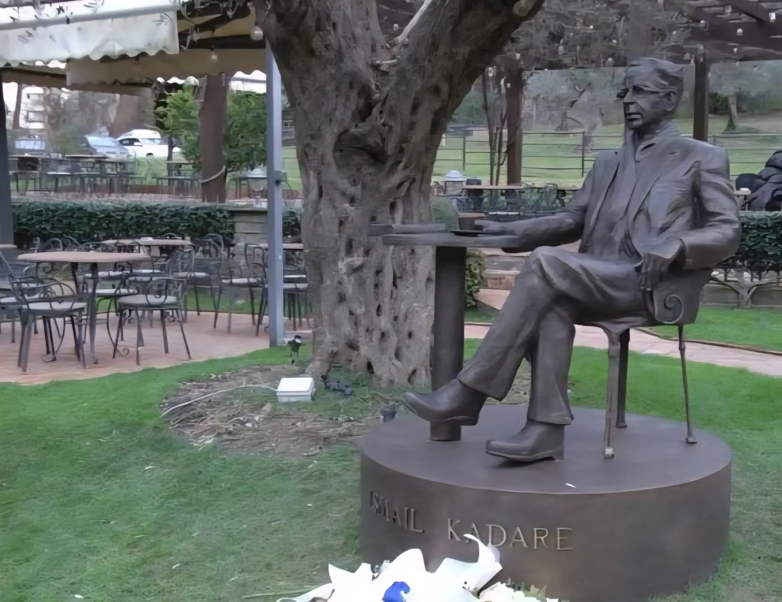 Paradoksi i lokalit “Juvenilja” në Tiranë: Mes Listës së Zezë amerikane dhe statujës në bronz të Kadaresë