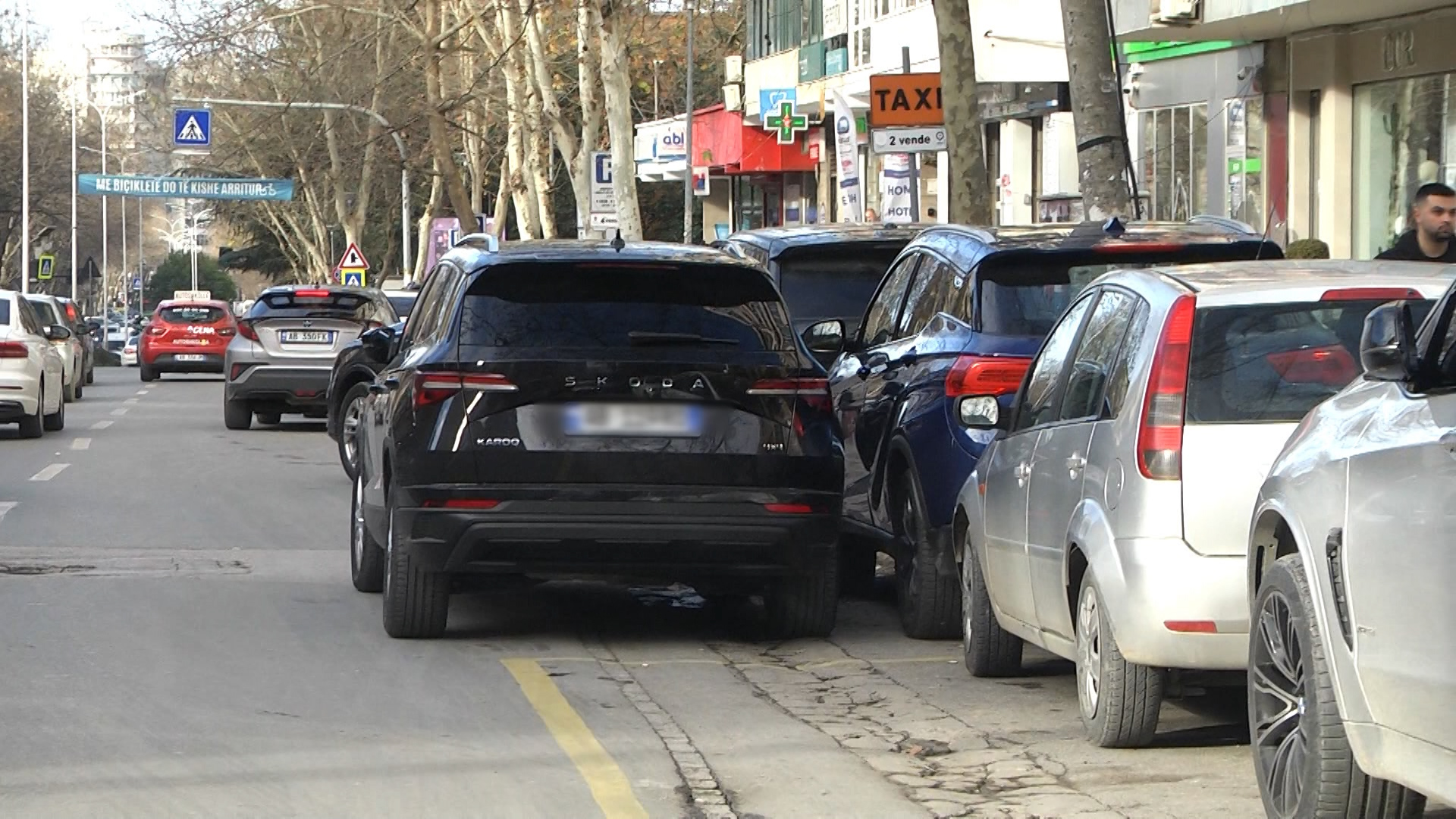 Tirana nën “pushtetin” e parkimeve dyshe: Shoferët nuk i tremben as burgut!