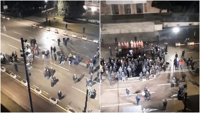 VIDEO/ Sot pretendon të mbajë protestë kombëtare, por dje Berisha mezi mblodhi një “grusht” njerëz para Kryeministrisë
