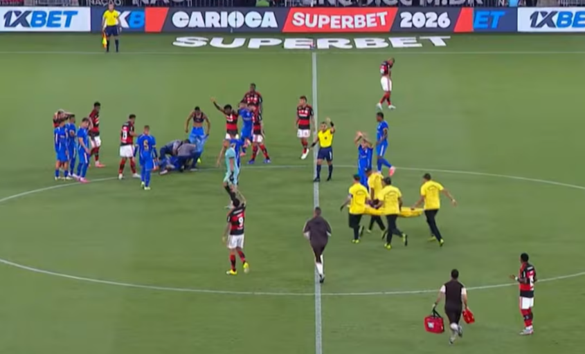 VIDEO/ Frikë dhe ankth, lojtari pëson kolaps dhe rrëzohet në mes të fushës