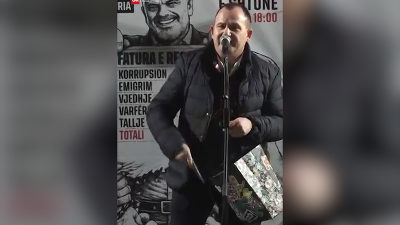 Hipokrizia e protestës së Lapajt, “emigranti” me dollarë rezulton ish-oficer emigracioni i shkarkuar sepse punësonte “hallexhinj” emigrantë ilegalë Hipokrizia e protestës së Lapajt, “emigranti” me dollarë rezulton ish-oficer emigracioni i shkarkuar sepse punësonte “hallexhinj” emigrantë ilegalë