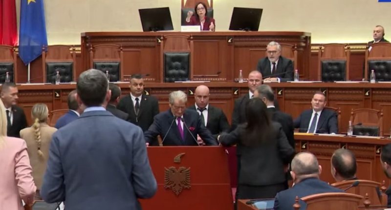 FOTOLAJM/ Gjithçka po shkonte normal derisa në Foltoren e Kuvendit u shfaq…Berisha