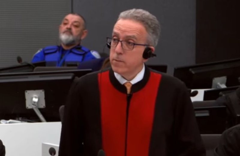 VIDEO/ Avokati i Thaçit: Ish-presidenti s’mund të kryente dhunë! Prokuroria po hedh poshtë dëshmitë e ndërkombëtarëve