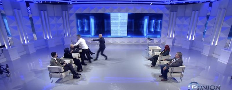 VIDEO/ Plas grushti në studio, Berat Buzhala godet Albatros Rexhajt. Ndërhyn Blendi Fevziu
