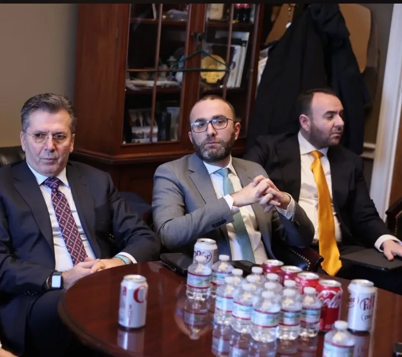 Poza një-dy-tre… dhe populli në sfond Poza një-dy-tre… dhe populli në sfond