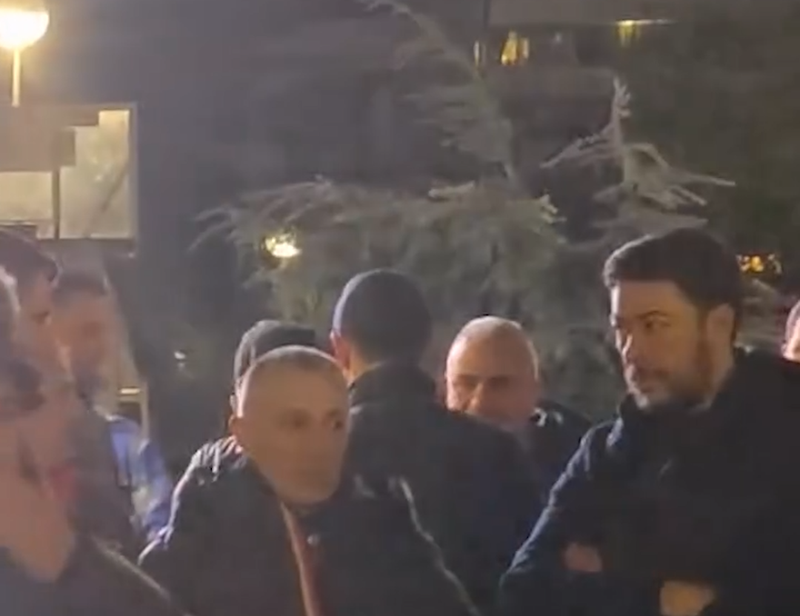 VIDEO/ Shkëlzen Berisha nuk i ndahet Arjan Ndojës VIDEO/ Shkëlzen Berisha nuk i ndahet Arjan Ndojës