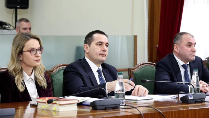 Klodi i SPAK habit shqiptarët: Balluku rrezikon 35 vjet burg sepse nuk i’a ka dhënë tenderin Lenës por Prenës! Qytetarët e masakrojnë… po vrasjet e Berishës?!