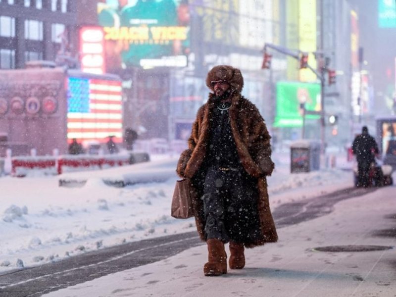 VIDEO/ Nju Jorku i paralizuar nga bora: 3,000 fluturime të anuluara, trenat të bllokuar, trafiku ndalohet në Manhattan