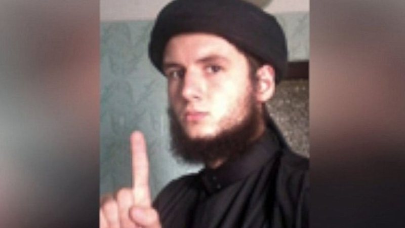 “Bombë me sahat”, thika, armë dhe flamuj të ISIS: Kush është Sajmir Alimehmeti i dënuar në SHBA