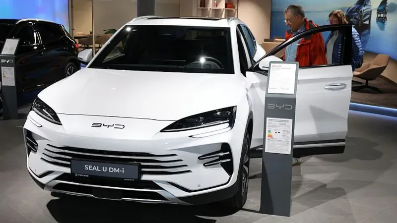 Tesla humbet fronin: BYD shiti më shumë makina elektrike në 2025