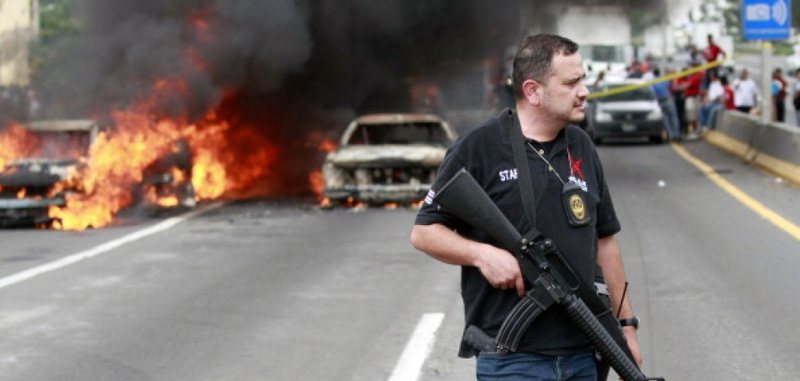 VIDEO/ Kaos pas vrasjes së “El Mencho”, bllokohen rrugët, digjen mjetet dhe ngrihen barrikada në Meksikë
