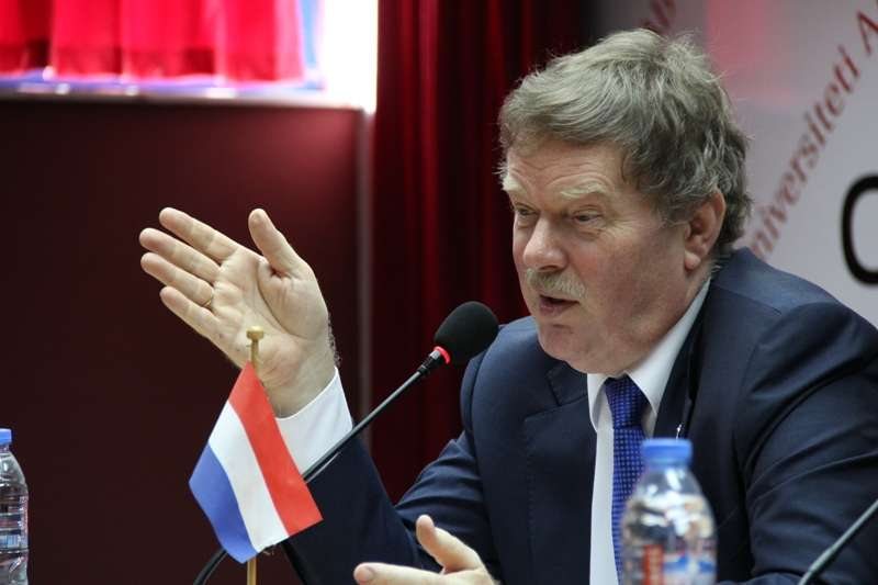Ish-ambasadori holandez plas “bombën”: Gjykata Speciale u krijua nga shërbimi sekret serb!
