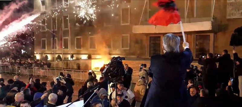 80% e shqiptarëve e refuzojnë dhunën e Berishës në protestë! Vetëm 12.2% vijojnë të besojnë se dhuna e doktorit e rrëzon Ramën.