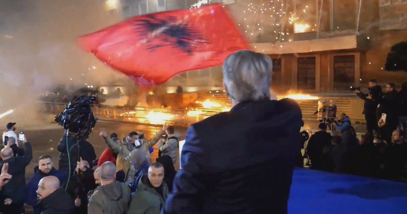 Berisha mbylli “km e fundit” të protestës: Fishekzjarre, molotov, plagosje policësh në fund, Saliu largohet me Benz të fundit dhe bodigardë… ndjeksit e “paparë” te staciona e autobuzave, të qullur, të intoksinuar nga gazi dhe të tallur