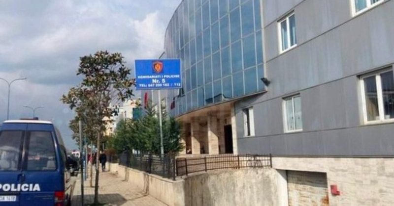 Dhunoi nxënësit, shpallet në kërkim nga policia mësuesja në Kamëz
