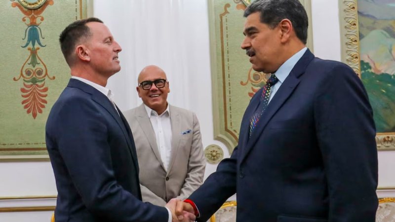 “Daily Mail” zbulon prapaskenat: Mesazhet fyese dhe konfliktet në Shtëpinë e Bardhë! Si i’u hoq Venezuela Grenellit dhe i’u dha Rubios? “Daily Mail” zbulon prapaskenat: Mesazhet fyese dhe konfliktet në Shtëpinë e Bardhë! Si i’u hoq Venezuela Grenellit dhe i’u dha Rubios?