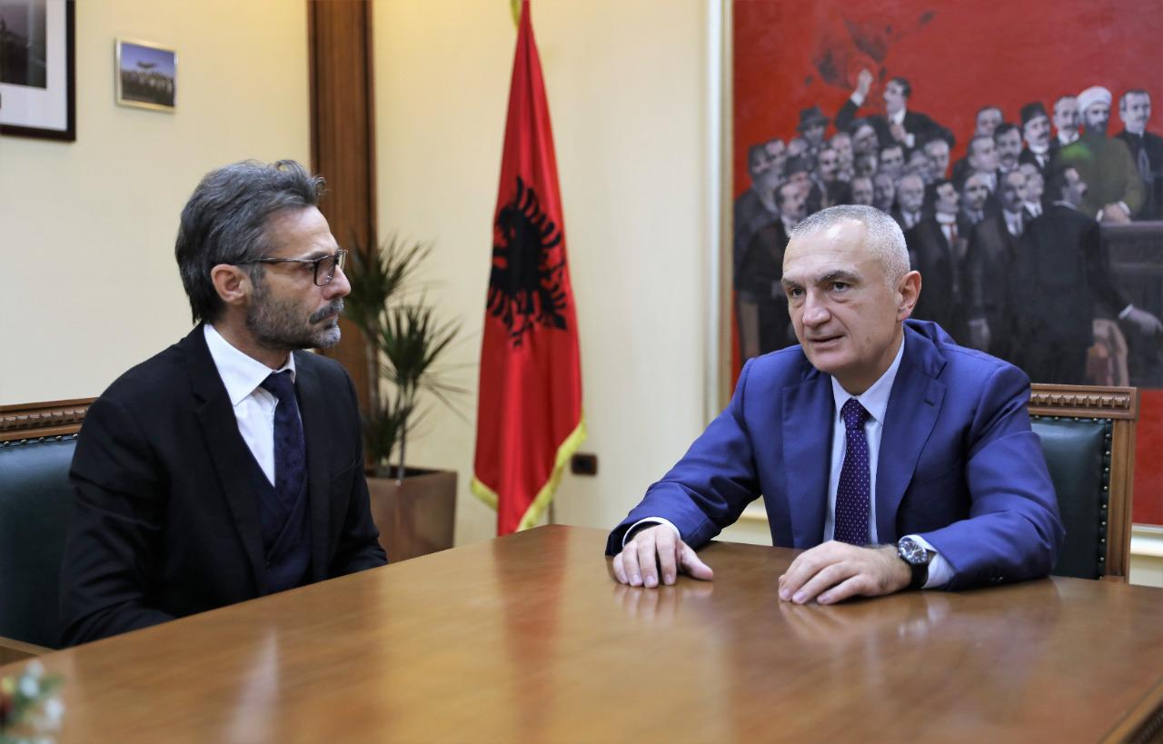 Genti Ibrahimi që i’a futi Ramës në Kushtetuese, trashëgimtari i mbi 2 milion Eurove nga 2 prindër nga elita komunistë që demokracia i gjeti 60 vjeç