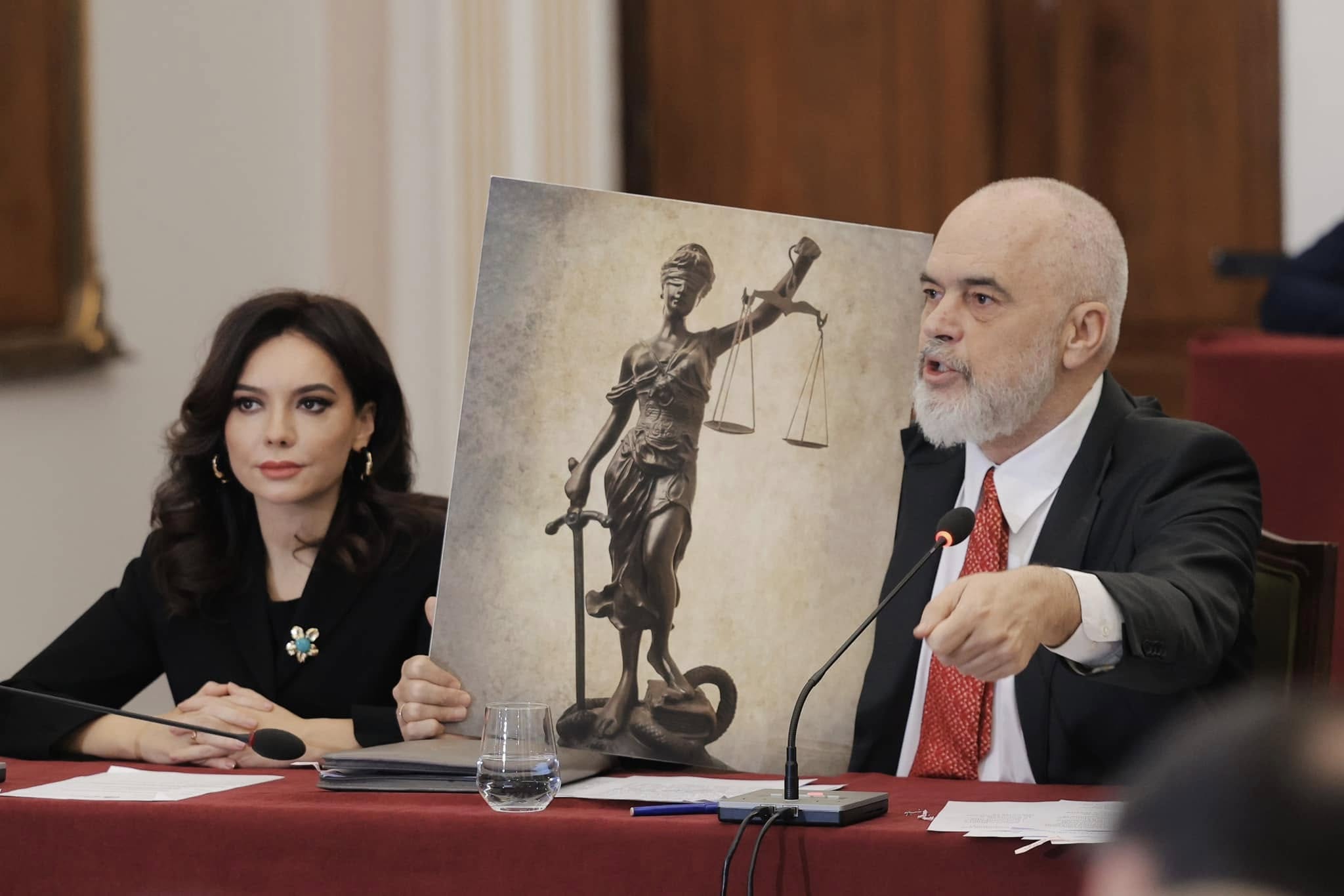 Avokatit i “del fjala”: GjK nuk do marri vendim për Ballukun! Çfarë do ndodhi me kërkesën e SPAK dhe a është i ligjshëm shkarkimi nga një gjykatë e shkallë së parë?