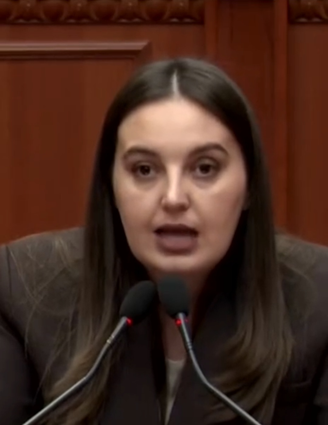 Video / ‘Kërpërata’ e re e PD-së, deputetja që nuk di të flasë shqip as me letër para