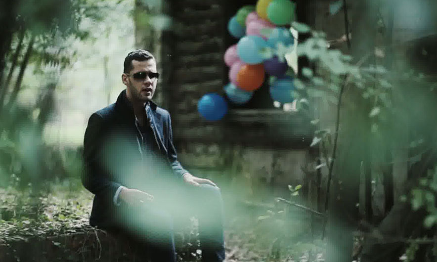 Historia e një djali të verbër që po i hap sytë Shqipërisë