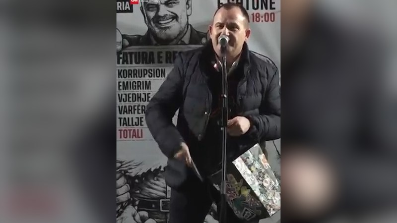Hipokrizia e protestës së Lapajt, “emigranti” me dollarë rezulton ish-oficer emigracioni i shkarkuar sepse punësonte “hallexhinj” emigrantë ilegalë