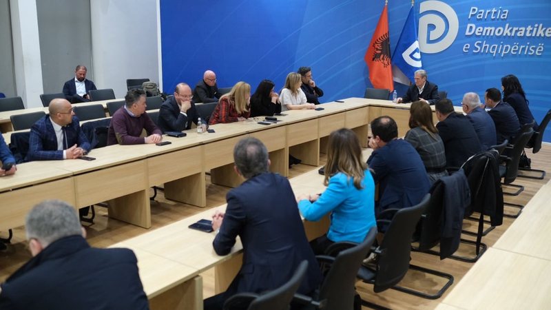 Kush janë deputetët që kundërshtuan për bojkotin e komisioneve? Tërhiqet Berisha: Vendimin final e merr kryesia