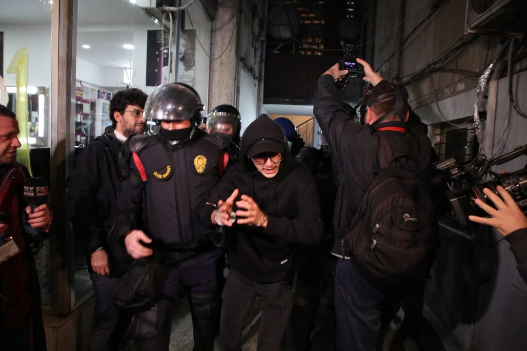 Kokë e këmbë në të zeza dhe të fshehur pas pankartave, Balla ndan videon nga protesta: PD duhet të distancohet nga këta “kapuçzinj”!