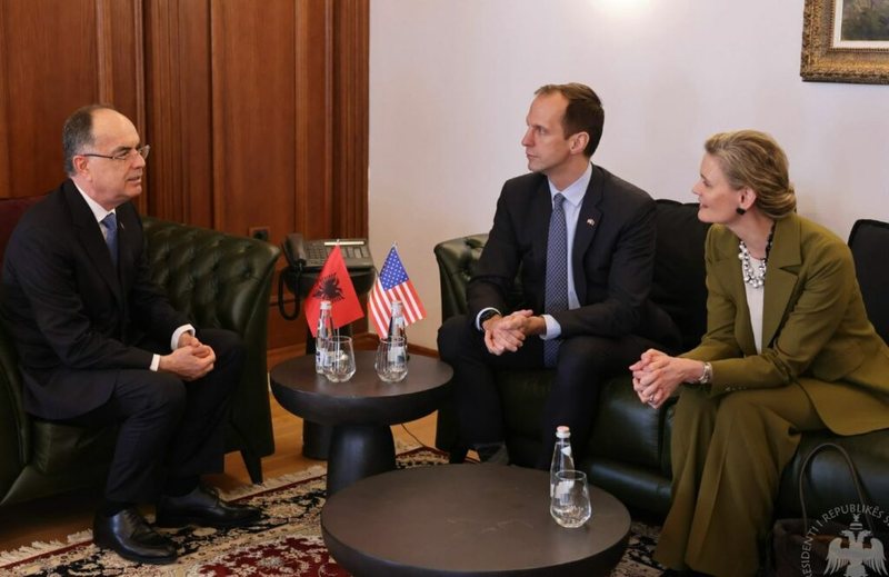 Diplomati amerikan takohet me krun e shtetit dhe zyrtarë të tjerë të drejtësisë, një takim rutin edhe në SPAK! Ambasada: Të angazhuar për të luftuar kriminelët që dëmtojnë vendet tona dhe cenojnë s…
