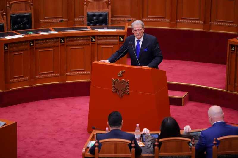 VIDEO/ “Akuzuat Belind Ballukun…Këlliçin”! Berisha bëhet lëmsh gjatë fjalës në parlament
