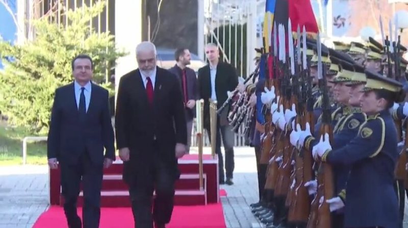 Rama pritet me ceremoni zyrtare nga Albin Kurti