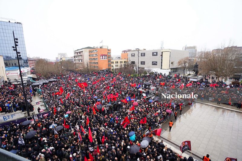 “E gjithë Kosova në këmbë”! Thirrje për drejtësi jopolitike: Mijëra qytetarë mblidhen në Prishtinë