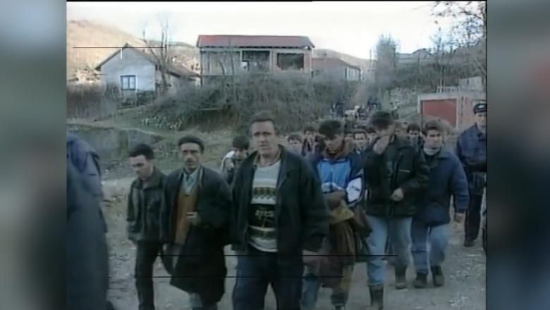 Masakrat në Kosovë gjatë 1999-ës, pamjet e trishta ku ushtria serbe ndajnë burrat nga gratë e fëmijët në një fshat të Kaçanikut (Video)