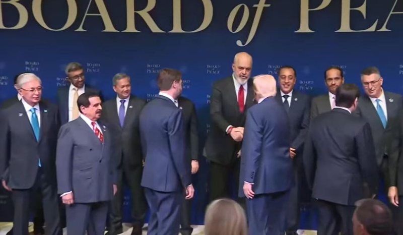 FOTOLAJM/ Trump shtrëngon duart me kryeministrin Rama