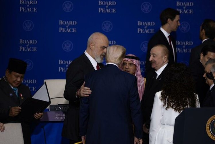 FOTOT/ Buzëqeshje, rrahje shpatullash dhe batutat në mes Edi Ramës e Donald Trump në ceremoninë e Bordi të Paqes