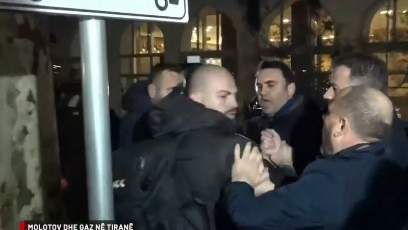 VIDEOSKANDALI/ Flamur Noka dhe Belind Këlliçi dhunojnë me grushta efektivët e policisë