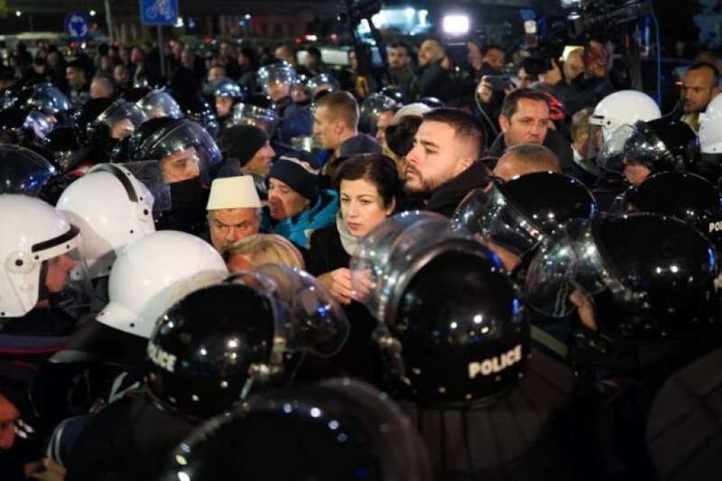 Protesta e opozitës, 52 të shoqëruar në polici shumica përsëritës që “halegjykatat” i  stimulojnë duke i liruar  si kontigjent i “trimëruar” në protestën e radhës