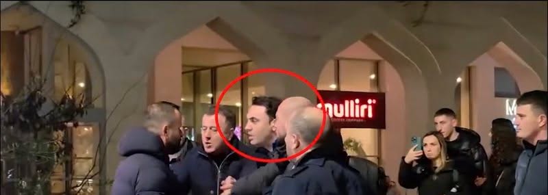Flamur Noka e mori për agjent civil dhe e dhunoi, qytetari e kallëzon pas sulmit të dhunshëm në protestë