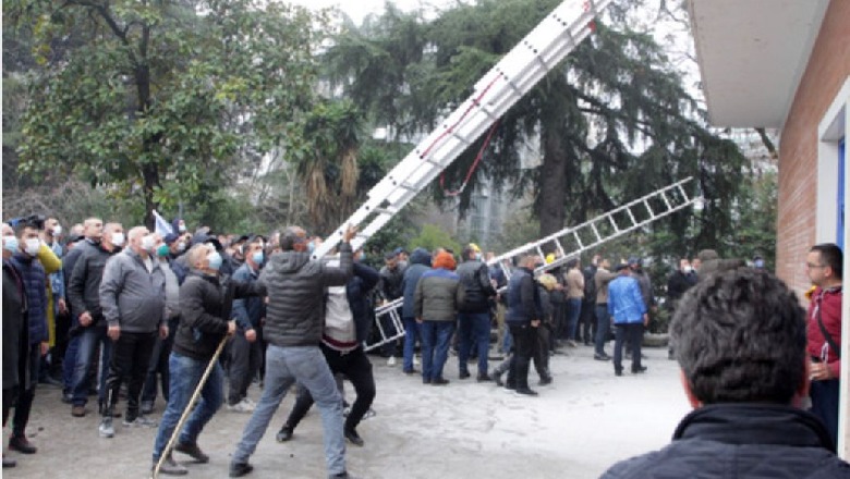 Kur Sali Berisha sulmonte selinë e Partisë Demokratike si turqit Krujën