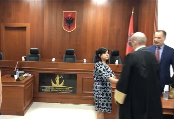 Vazhdon “humori” i zi në drejtësi; Gjyqet monokratike një skandal tjetër i reformës! Gjyqtarja e vetme  Nertina Kosova do vendos për fatin e Veliajt sot në Apel