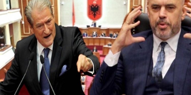 Opozita, kryesuar nga një plak me “dërrasa mangut” që tërheq zvarrë qytetarët për të dëmtuar imazhin e vendit