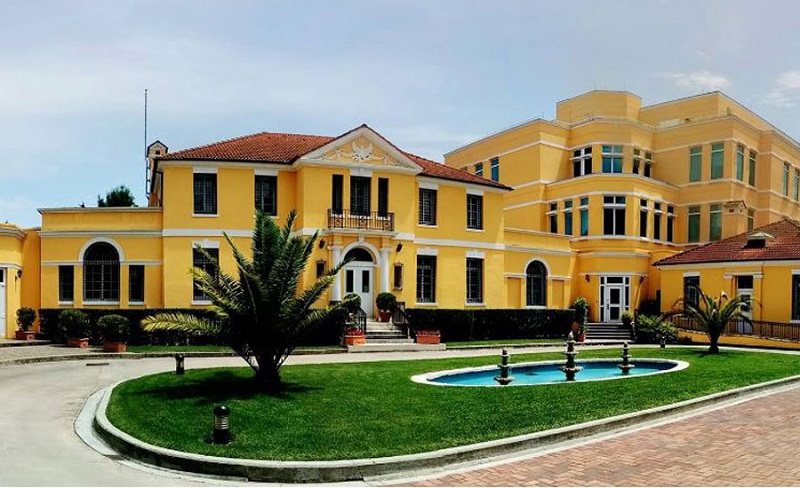 Ambasada e SHBA sqaron thirrjen për shmangien e disa lokaleve në Tiranë