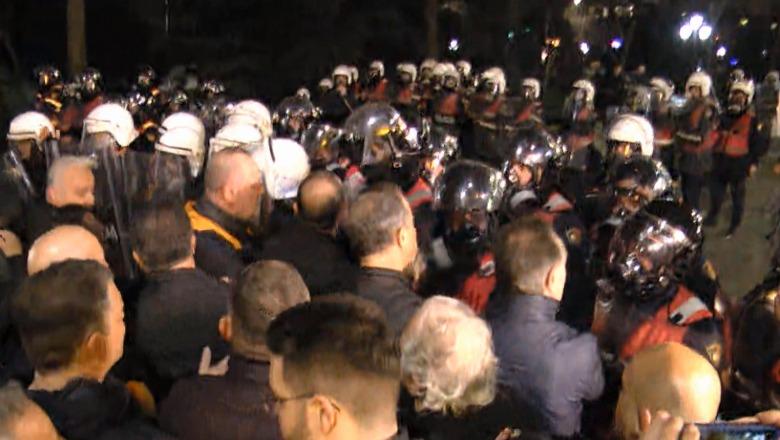 Berisha dhe militantët drejt Drejtorisë së Policisë së Shtetit, efektivët u bëjnë pritë në mes të rrugës! Militantët shtyjnë dhe çajnë kordonin e krijuar nga efektivët