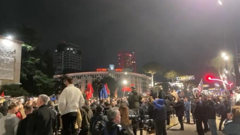 Berisha e militantët bllokojnë qendrën e Tiranës, shpërndahen me gaz lotsjellës te Drejtoria e Policisë! Molotovë koshave e bizneseve